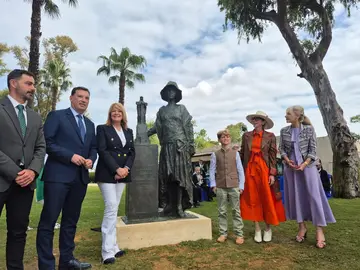 Inauguración escultura Miss Withney
