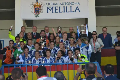 El Sporting de Huelva celebrando la Copa de la Reina.