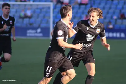 La derrota con el Mérida certifica el descenso del Recre.