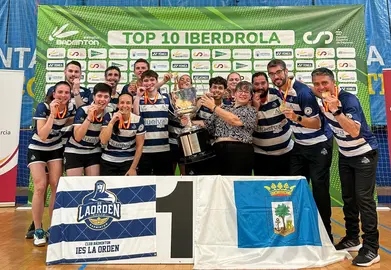 El IES La Orden con el trofeo de ganador de la Liga Top-10.