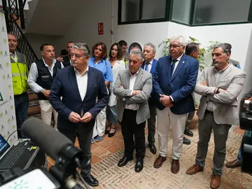 El consejero de Presidencia, Antonio Sanz junto al alcalde de Almonte, Paco Bella durante la activación del Plan Romero 2025 / Foto: Ayuntamiento de Almonte