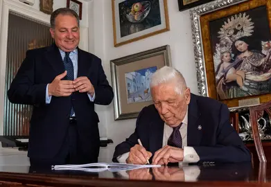 José María Segovia, durante la firma.