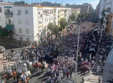 Momento de la salida de la Hermandad de Huelva por las calles de la capital.