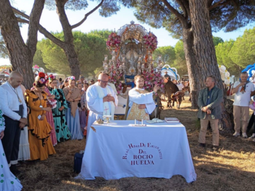Momento de la misa oficiada en la mañana de hoy en el paraje de Tres Rayas / Fotografía: Hermandad de Emigrantes.