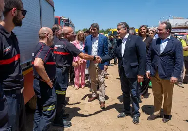 Antonio Sanz y David Toscano saludan a varios miembros del dispositivo montado por la Diputación Provincial para reforzar en El Rocío.