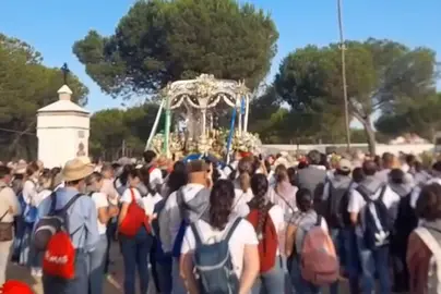 Imagen del Simpecado de Huelva rodeado por peregrinos en La Matilla. / Foto: AAR