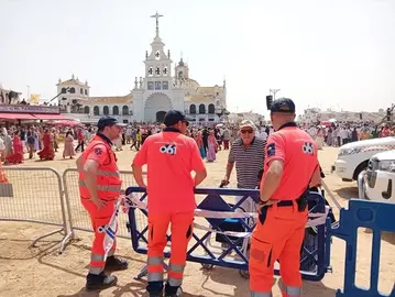 Algunos miembros del 112 a las puertas de la Ermita de El Rocío / Fotografía: EMA 112