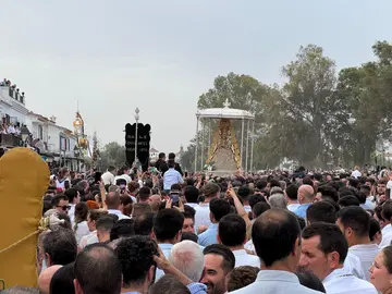 La Virgen del Rocío, junto al Simpecado de Emigrantes / Fotografía: Juan José Domínguez.