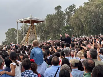 Un hombre es elevado en hombros mientras lanza vivas a la Virgen del Roc&iacute;o / Fotograf&iacute;a: Juan Jos&eacute; Dom&iacute;nguez.