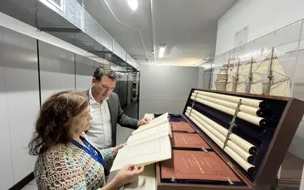 Visita del presidente del Puerto de Huelva, Alberto Santana, a los archivos. / Fotografía: Puerto de Hueva.