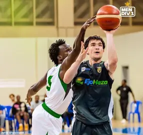 Mays jugando al baloncesto en Ruanda.