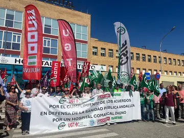 Manifestación a las puertas del Hospital de Riotinto.