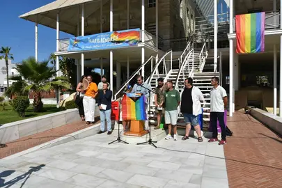 Lectura del manifiesto a las puertas del Ayuntamiento de Punta Umbría.
