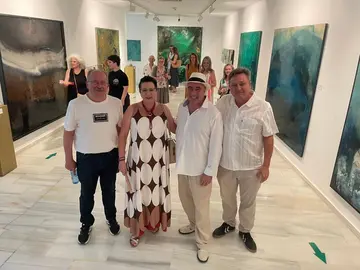 El autor junto a alcalde y ediles del ayuntamiento de Nerva, en su exposición