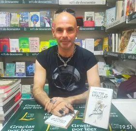 el autor firmando en Stand de "Casa del Libro", de la Feria del Libro de Madrid de 2025.