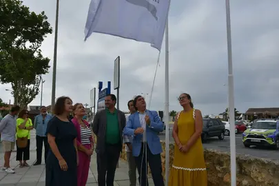 Izada de banderas en Punta Umbría