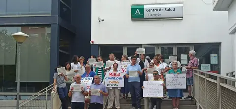 Concentración en el centro salud de El Torrejón