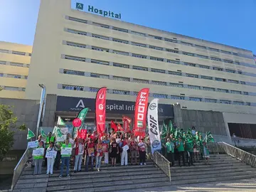 Manifestación a las puertas del Hospital Infanta Elena.