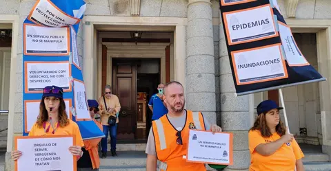 Protesta de Protección Civil a las puertas del Ayuntamiento de Huelva.