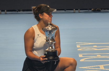 Jessica Bouzas con el título de Campeona de la Copa del Rey.