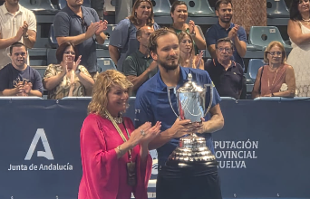 Medvedev recibe el trofeo de Campeón de la Copa del Rey de manos de Pilar Miranda / Fotografía: G. Mingorance.