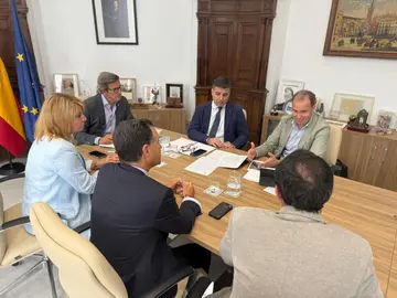 Encuentro entre el Ayuntamiento de Huelva y el consejero de Industria de la Junta de Andalucía.