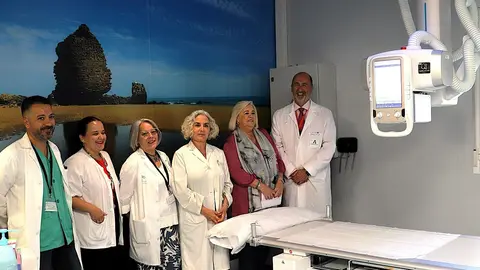 Manuela Caro visita una de las nuevas salas de radiología.