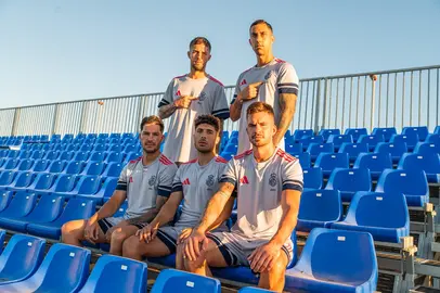 Varios jugadores del Recre posan antes del primer entrenamiento para las redes sociales del club / Fotografía: Real Club Recreativo de Huelva.