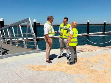 El presidente del Puerto de Huelva visita las obras del nuevo pantalán.