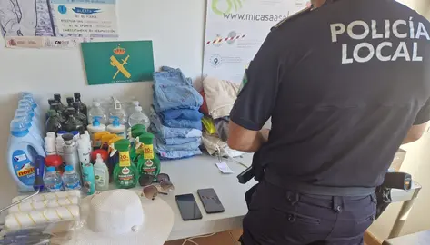 Material sustraído por la detenida en Matalascañas.