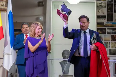 Luis Carlos Sáenz De la Torre recibe un reconocimiento por su pregón de manos de la alcaldesa de Huelva, Pilar Miranda.