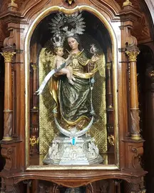 Imagen de la medalla de la Diputación a los pies de la Virgen de la Cinta / Diputación de Huelva.