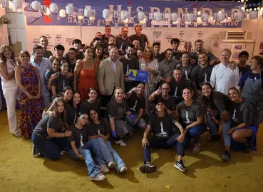 David Toscano, presidente de la Diputación Provincial, hace entrega del premio a la caseta del Cautivo. / Fotografía: Diputación Provincial de Huelva.