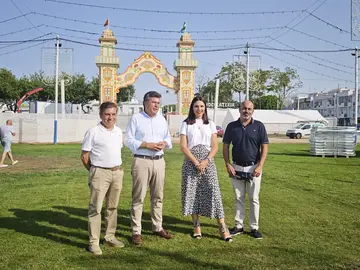 El alcalde de Lepe vista el recinto ferial / Fotografía: Ayuntamiento de Lepe.