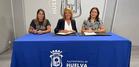 Firma del convenio con AOCAM / Fotografía: Ayuntamiento de Huelva.