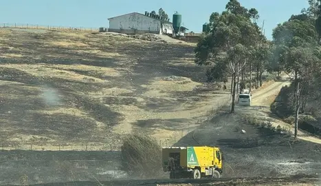 Equipos del Infoca trabajando en el incendio en Aroche / Fotografía: Plan Infoca.