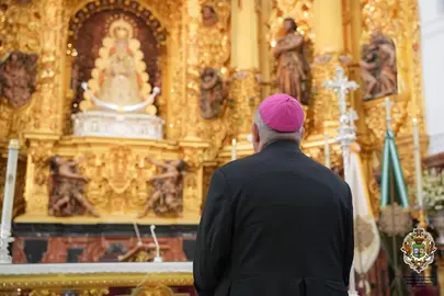 Santiago Gómez, obispo de Huelva, reza a los pies de la Virgen del Rocío / Fotografía: Hermandad Matriz de Almonte