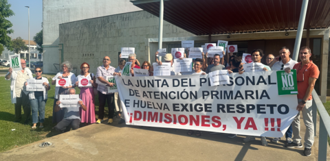 Concentración contra la agresión a un médico en San Juan del Puerto / Fotografía: Antonio Bendala.