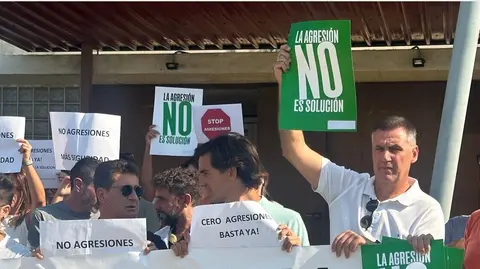 Concentración contra la agresión a un médico en San Juan del Puerto / Fotografía: Antonio Bendala.