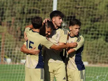 Los jugadores del Recre celebran uno de sus goles al Marbella.