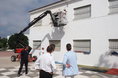 La alcaldesa ha supervisado las mejoras en los centros educativos de Palos de la Frontera / Fotografía: Ayuntamiento de Palos de la Frontera.