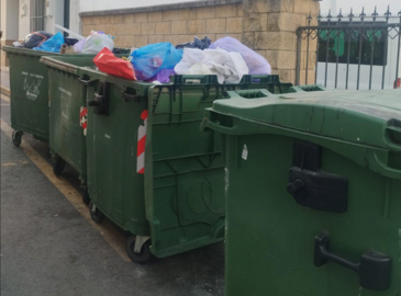 Así están los contenedores en Lucena del Puerto tras la no recogida de basura / Fotografía: Ayuntamiento de Lucena del Puerto.