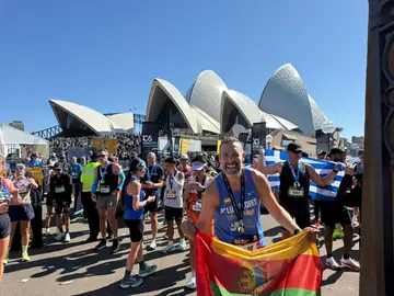 Luis Flores con la bandera de Trigueros tras acabar la Major de Sidney (Australia)
