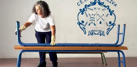 Limpieza de uno de los colegios. / Fotografía: Ayuntamiento de Huelva.