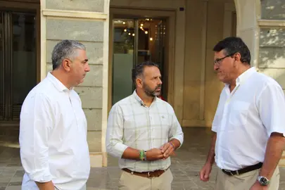 Miguel Ángel Sánchez, a las puertas de la Diputación Provincial. / Fotografía: Vox Huelva.