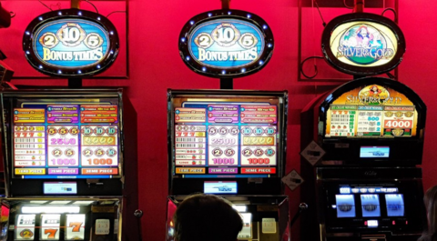 Cuando giran los rodillos- la historia detrás de las aventuras de las tragaperras modernas