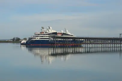 Un barco de grandes dimensiones cerca del Muelle de Riotinto. / Fotografía: El Puerto de Huelva.