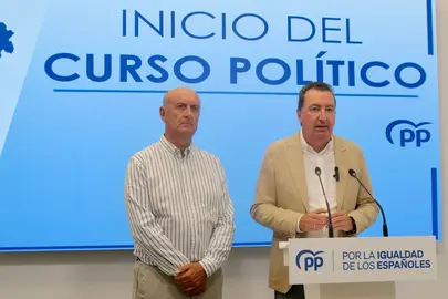 Manuel Andrés González -derecha- durante el inicio del nuevo curso político. / Fotografía: PP de Huelva.