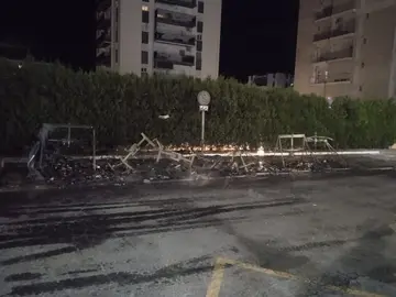 Los contenedores completamente calcinados. / Fotografía: Ayuntamiento de Lepe.