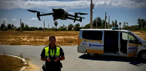 Agentes con dron.